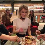 Hazal Türesan Instagram - Tüm zamanların en iyisiydi Bayram gibi, lunaparka ilk defa gitmek gibi, ailenin bir araya gelmesi, uzun masalar kurulması gibi. Gecenin bir vakti yediğim pastanın keyfisiniz siz.Sizi düşününce gözlerimin dolmasını, burnumun sızlamasını ve bütün o süreç, o anılarla gelen gülümsemeyi çok seviyorum. Sizi çok seviyorum #lohusa ailem❤️