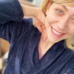Hazal Türesan Instagram – Günaydın😍
O kadar güzel o kadar harika bir hafta ki o kadar sevgiyle iyileştiren bir hafta ki şiş suratımla başlıyorum seriye
İyi ki varsınız. Kocaman kucaklama timi❤️
* @bildigingibidegilfilm @istanbulfilmfestivali_ nde❤️ o kadar geniş omuzlarla kucaklamıştık ki birbirimizi. Şimdi o anlatı seyretmek, sevginin harikalığını hatırlatacak❤️
* @charlietomlinson37 oyunumuzun yazarı kalktı Kanada’dan oyunu izlemeye geldi. Kocaman kucakladı sevgisiyle❤️ binlerce km ötenin, hiç tanış olmamanın, sarılınca önemsizleştiğini anlattı. Umutlandım
*sette çok üzgün ve sinirliydim. @tgrltlk ve @duygu_sarisin kocaman kucakladılar beni sevgileriyle. İyileştim.
* Kızlar, canım kızlar, oyuna geldiler. Kocaman kucakladılar beni sevgileriyle. Utandım.☺️(seçtiğim fotoğraf ile hepimizi harcadım ama o kadar güzel ki duygusu)
* Burada fotoğrafı olmayan, sadece uzaktan uzağa seviştiğimiz @iamdamlasonmez kocaman kucakladı sevgisiyle, tertemiz oldu kalbim😌 Bebek @begumbirgoren bir kitap ile kocaman sarıldı bana❤️ @esrarusann ım gözlerinin içiyle sarıldı kocaman🥹 @cagcaliskur mutluluğuyla kocaman sarıldı. Gonca yumuşak gönlüyle❤️
* ve kızlar @selinzafertepe @nazgoktan canım ailem. Her zaman kocaman sarılmanız. Ah nasıl güvendeyim❤️
Teşekkür ederim hepinize ❤️