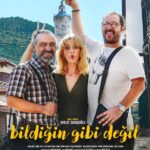 Hazal Türesan Instagram - Günaydın😍 O kadar güzel o kadar harika bir hafta ki o kadar sevgiyle iyileştiren bir hafta ki şiş suratımla başlıyorum seriye İyi ki varsınız. Kocaman kucaklama timi❤️ * @bildigingibidegilfilm @istanbulfilmfestivali_ nde❤️ o kadar geniş omuzlarla kucaklamıştık ki birbirimizi. Şimdi o anlatı seyretmek, sevginin harikalığını hatırlatacak❤️ * @charlietomlinson37 oyunumuzun yazarı kalktı Kanada’dan oyunu izlemeye geldi. Kocaman kucakladı sevgisiyle❤️ binlerce km ötenin, hiç tanış olmamanın, sarılınca önemsizleştiğini anlattı. Umutlandım *sette çok üzgün ve sinirliydim. @tgrltlk ve @duygu_sarisin kocaman kucakladılar beni sevgileriyle. İyileştim. * Kızlar, canım kızlar, oyuna geldiler. Kocaman kucakladılar beni sevgileriyle. Utandım.☺️(seçtiğim fotoğraf ile hepimizi harcadım ama o kadar güzel ki duygusu) * Burada fotoğrafı olmayan, sadece uzaktan uzağa seviştiğimiz @iamdamlasonmez kocaman kucakladı sevgisiyle, tertemiz oldu kalbim😌 Bebek @begumbirgoren bir kitap ile kocaman sarıldı bana❤️ @esrarusann ım gözlerinin içiyle sarıldı kocaman🥹 @cagcaliskur mutluluğuyla kocaman sarıldı. Gonca yumuşak gönlüyle❤️ * ve kızlar @selinzafertepe @nazgoktan canım ailem. Her zaman kocaman sarılmanız. Ah nasıl güvendeyim❤️ Teşekkür ederim hepinize ❤️