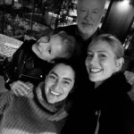 Hazal Türesan Instagram - Günaydın😍 O kadar güzel o kadar harika bir hafta ki o kadar sevgiyle iyileştiren bir hafta ki şiş suratımla başlıyorum seriye İyi ki varsınız. Kocaman kucaklama timi❤️ * @bildigingibidegilfilm @istanbulfilmfestivali_ nde❤️ o kadar geniş omuzlarla kucaklamıştık ki birbirimizi. Şimdi o anlatı seyretmek, sevginin harikalığını hatırlatacak❤️ * @charlietomlinson37 oyunumuzun yazarı kalktı Kanada’dan oyunu izlemeye geldi. Kocaman kucakladı sevgisiyle❤️ binlerce km ötenin, hiç tanış olmamanın, sarılınca önemsizleştiğini anlattı. Umutlandım *sette çok üzgün ve sinirliydim. @tgrltlk ve @duygu_sarisin kocaman kucakladılar beni sevgileriyle. İyileştim. * Kızlar, canım kızlar, oyuna geldiler. Kocaman kucakladılar beni sevgileriyle. Utandım.☺️(seçtiğim fotoğraf ile hepimizi harcadım ama o kadar güzel ki duygusu) * Burada fotoğrafı olmayan, sadece uzaktan uzağa seviştiğimiz @iamdamlasonmez kocaman kucakladı sevgisiyle, tertemiz oldu kalbim😌 Bebek @begumbirgoren bir kitap ile kocaman sarıldı bana❤️ @esrarusann ım gözlerinin içiyle sarıldı kocaman🥹 @cagcaliskur mutluluğuyla kocaman sarıldı. Gonca yumuşak gönlüyle❤️ * ve kızlar @selinzafertepe @nazgoktan canım ailem. Her zaman kocaman sarılmanız. Ah nasıl güvendeyim❤️ Teşekkür ederim hepinize ❤️