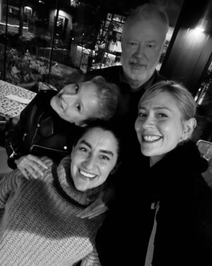 Hazal Türesan Instagram - Günaydın😍
O kadar güzel o kadar harika bir hafta ki o kadar sevgiyle iyileştiren bir hafta ki şiş suratımla başlıyorum seriye
İyi ki varsınız. Kocaman kucaklama timi❤️
* @bildigingibidegilfilm @istanbulfilmfestivali_ nde❤️ o kadar geniş omuzlarla kucaklamıştık ki birbirimizi. Şimdi o anlatı seyretmek, sevginin harikalığını hatırlatacak❤️
* @charlietomlinson37 oyunumuzun yazarı kalktı Kanada’dan oyunu izlemeye geldi. Kocaman kucakladı sevgisiyle❤️ binlerce km ötenin, hiç tanış olmamanın, sarılınca önemsizleştiğini anlattı. Umutlandım
*sette çok üzgün ve sinirliydim. @tgrltlk ve @duygu_sarisin kocaman kucakladılar beni sevgileriyle. İyileştim.
* Kızlar, canım kızlar, oyuna geldiler. Kocaman kucakladılar beni sevgileriyle. Utandım.☺️(seçtiğim fotoğraf ile hepimizi harcadım ama o kadar güzel ki duygusu)
* Burada fotoğrafı olmayan, sadece uzaktan uzağa seviştiğimiz @iamdamlasonmez kocaman kucakladı sevgisiyle, tertemiz oldu kalbim😌 Bebek @begumbirgoren bir kitap ile kocaman sarıldı bana❤️ @esrarusann ım gözlerinin içiyle sarıldı kocaman🥹 @cagcaliskur mutluluğuyla kocaman sarıldı. Gonca yumuşak gönlüyle❤️
* ve kızlar @selinzafertepe @nazgoktan canım ailem. Her zaman kocaman sarılmanız. Ah nasıl güvendeyim❤️
Teşekkür ederim hepinize ❤️