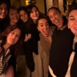 Hazal Türesan Instagram - Günaydın😍 O kadar güzel o kadar harika bir hafta ki o kadar sevgiyle iyileştiren bir hafta ki şiş suratımla başlıyorum seriye İyi ki varsınız. Kocaman kucaklama timi❤️ * @bildigingibidegilfilm @istanbulfilmfestivali_ nde❤️ o kadar geniş omuzlarla kucaklamıştık ki birbirimizi. Şimdi o anlatı seyretmek, sevginin harikalığını hatırlatacak❤️ * @charlietomlinson37 oyunumuzun yazarı kalktı Kanada’dan oyunu izlemeye geldi. Kocaman kucakladı sevgisiyle❤️ binlerce km ötenin, hiç tanış olmamanın, sarılınca önemsizleştiğini anlattı. Umutlandım *sette çok üzgün ve sinirliydim. @tgrltlk ve @duygu_sarisin kocaman kucakladılar beni sevgileriyle. İyileştim. * Kızlar, canım kızlar, oyuna geldiler. Kocaman kucakladılar beni sevgileriyle. Utandım.☺️(seçtiğim fotoğraf ile hepimizi harcadım ama o kadar güzel ki duygusu) * Burada fotoğrafı olmayan, sadece uzaktan uzağa seviştiğimiz @iamdamlasonmez kocaman kucakladı sevgisiyle, tertemiz oldu kalbim😌 Bebek @begumbirgoren bir kitap ile kocaman sarıldı bana❤️ @esrarusann ım gözlerinin içiyle sarıldı kocaman🥹 @cagcaliskur mutluluğuyla kocaman sarıldı. Gonca yumuşak gönlüyle❤️ * ve kızlar @selinzafertepe @nazgoktan canım ailem. Her zaman kocaman sarılmanız. Ah nasıl güvendeyim❤️ Teşekkür ederim hepinize ❤️