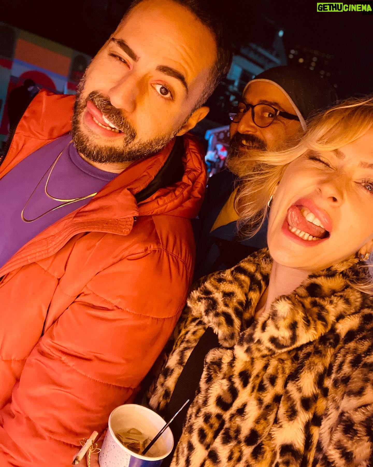 Hazal Türesan Instagram - Sevgili Günlük, İlk üç fotoğrafı @koray_demmir çekti ve bana “Kilo Batra gibisin” dedi. 😘Diğer fotoğrafları ben çektim ve sevdiğim insanlarla yeniden bir araya gelmenin yarattığı sıcacık hisleri unutmamak için hepsini buraya bırakıyorum. ❤️🎈
