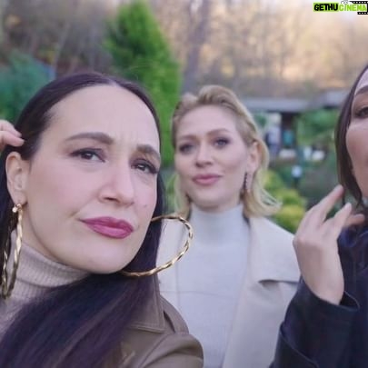 Hazal Türesan Instagram - Bu video Pazartesi neşesine ihtiyaç duyanlar için! Hem biraz dedikodu yapıp hem de kapak hikayemizin videosunu izleyelim mi? Birbirlerini düşündüklerinde akıllarına gelen 3 kelime nedir? Gupse Özay / Hazal: Disiplin, uyum, mutluluk... Esra: Duygusallık, piçlik, enerji! Esra Ruşan/ Gupse: Kaos, anne, zeki... Hazal: Sevgi, oyuncu, seksi... Hazal Türesan / Gupse: Akıl, hakkaniyet, paylaşmak... Esra: Kutu, güç, sevgi... #lohusa @gupseo @esrarusann @painofkermit @nulookofficial @hellodergisi Yeni sayımızı dergiburda.com’dan sipariş verebilirsiniz. Röportaj: @meldanar13 Video: @sozmentor Styling: @ibrahimduman.id Koordinasyon: @sinemkin Saç: @akinunalofficiall Makyaj: @melisilkkilic Video asistanı: Hilal Al Styling asistanları: Başak Varol, Nida Kuşdoğan Makyaj asistanı: Katibe Aydın İletişim: @bernaylafem Mekan:@sanamekan