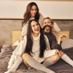 Hazal Türesan Instagram - O halde 1M nin coşkusuyla gelsin aşırı eğlendiğimiz günün #tb si Lav yu görlz @esrarusann @gupseo ❤️ @hellodergisi ❤️ Röportaj: @meldanar13 Fotoğraf: @jiyankizilboga Styling: @ibrahimduman.id Koordinasyon: @sinemkin Saç: @akinunalofficiall Makyaj: @melisilkkilic Fotoğraf asistanları: Doğa Sucu, Çağrı Yılmaz, Sanem Özman Styling asistanları: Başak Varol, Nida Kuşşdoğan Makyaj asistanı: Katibe Aydın