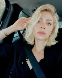 Hazal Türesan Instagram - İstanbul’da bir yerden bir yere giderken bir sürü fotoğraf çekebilir, sevdiğiniz bir şarkıyı tekrar tekrar dinleyip bu anları kayda alabilirsiniz. Hatta yeterince 20 ile giderseniz sinirden saçlarınız bile dökülebilir. Ebek. İyi akşamlar😘