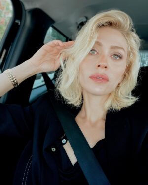 Hazal Türesan Instagram - İstanbul’da bir yerden bir yere giderken bir sürü fotoğraf çekebilir, sevdiğiniz bir şarkıyı tekrar tekrar dinleyip bu anları kayda alabilirsiniz. Hatta yeterince 20 ile giderseniz sinirden saçlarınız bile dökülebilir. Ebek. İyi akşamlar😘