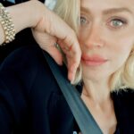 Hazal Türesan Instagram - İstanbul’da bir yerden bir yere giderken bir sürü fotoğraf çekebilir, sevdiğiniz bir şarkıyı tekrar tekrar dinleyip bu anları kayda alabilirsiniz. Hatta yeterince 20 ile giderseniz sinirden saçlarınız bile dökülebilir. Ebek. İyi akşamlar😘