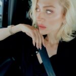 Hazal Türesan Instagram - İstanbul’da bir yerden bir yere giderken bir sürü fotoğraf çekebilir, sevdiğiniz bir şarkıyı tekrar tekrar dinleyip bu anları kayda alabilirsiniz. Hatta yeterince 20 ile giderseniz sinirden saçlarınız bile dökülebilir. Ebek. İyi akşamlar😘