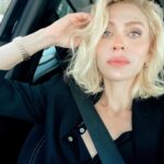 Hazal Türesan Instagram - İstanbul’da bir yerden bir yere giderken bir sürü fotoğraf çekebilir, sevdiğiniz bir şarkıyı tekrar tekrar dinleyip bu anları kayda alabilirsiniz. Hatta yeterince 20 ile giderseniz sinirden saçlarınız bile dökülebilir. Ebek. İyi akşamlar😘