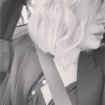 Hazal Türesan Instagram - İstanbul’da bir yerden bir yere giderken bir sürü fotoğraf çekebilir, sevdiğiniz bir şarkıyı tekrar tekrar dinleyip bu anları kayda alabilirsiniz. Hatta yeterince 20 ile giderseniz sinirden saçlarınız bile dökülebilir. Ebek. İyi akşamlar😘