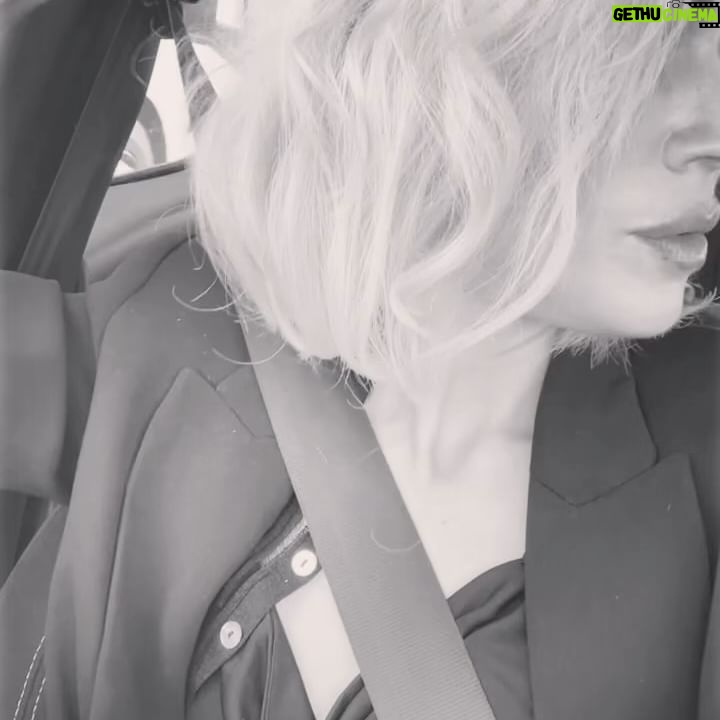 Hazal Türesan - 16.6K Likes - İstanbul’da bir yerden bir yere giderken bir sürü fotoğraf çekebilir, sevdiğiniz bir şarkıyı tekrar tekrar dinleyip bu anları kayda alabilirsiniz. Hatta yeterince 20 ile giderseniz sinirden saçlarınız bile dökülebilir. Ebek. İyi akşamlar😘