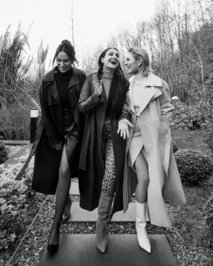 Hazal Türesan Instagram - O halde 1M nin coşkusuyla gelsin aşırı eğlendiğimiz günün #tb si
Lav yu görlz @esrarusann @gupseo ❤️
@hellodergisi ❤️ 
Röportaj: @meldanar13
Fotoğraf: @jiyankizilboga
Styling: @ibrahimduman.id
Koordinasyon: @sinemkin
Saç: @akinunalofficiall
Makyaj: @melisilkkilic
Fotoğraf asistanları: Doğa Sucu, Çağrı Yılmaz, Sanem Özman 
Styling asistanları: Başak Varol, Nida Kuşşdoğan
Makyaj asistanı: Katibe Aydın