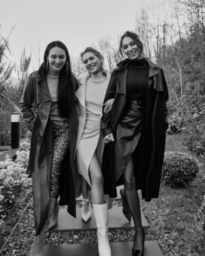 Hazal Türesan Instagram - O halde 1M nin coşkusuyla gelsin aşırı eğlendiğimiz günün #tb si
Lav yu görlz @esrarusann @gupseo ❤️
@hellodergisi ❤️ 
Röportaj: @meldanar13
Fotoğraf: @jiyankizilboga
Styling: @ibrahimduman.id
Koordinasyon: @sinemkin
Saç: @akinunalofficiall
Makyaj: @melisilkkilic
Fotoğraf asistanları: Doğa Sucu, Çağrı Yılmaz, Sanem Özman 
Styling asistanları: Başak Varol, Nida Kuşşdoğan
Makyaj asistanı: Katibe Aydın
