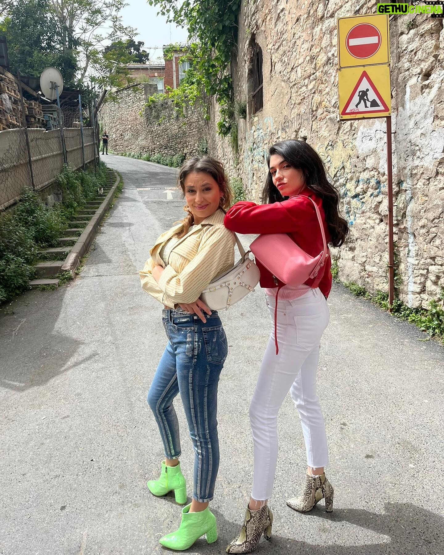 Hazar Ergüçlü - 72.3K Likes - Bu akşam bizim ortam💃🏿❤️🔥 @incitaneleribkm