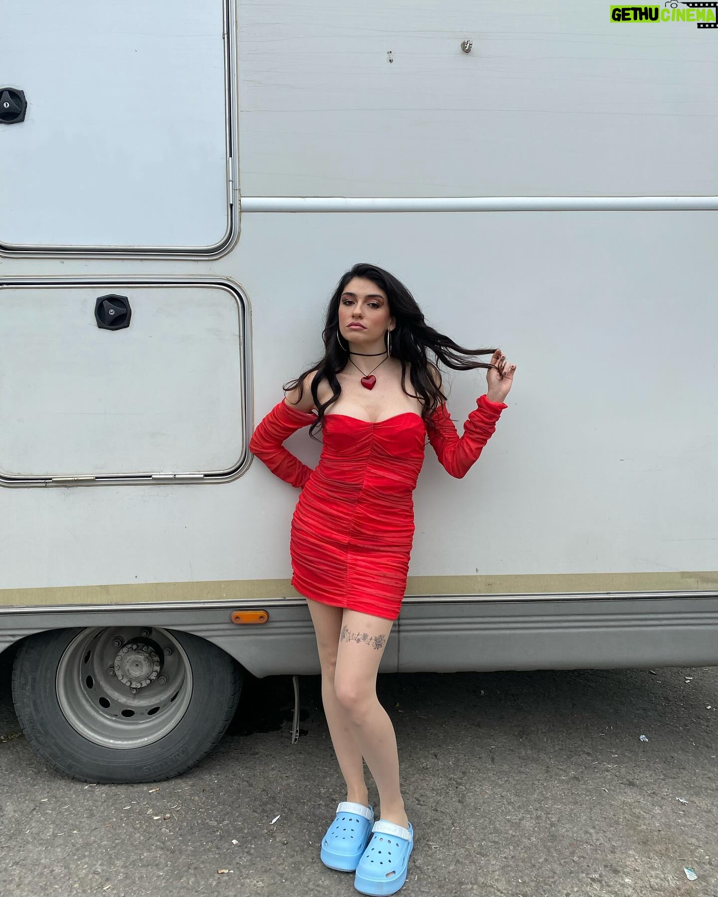 Hazar Ergüçlü - 72.3K Likes - Bu akşam bizim ortam💃🏿❤️🔥 @incitaneleribkm