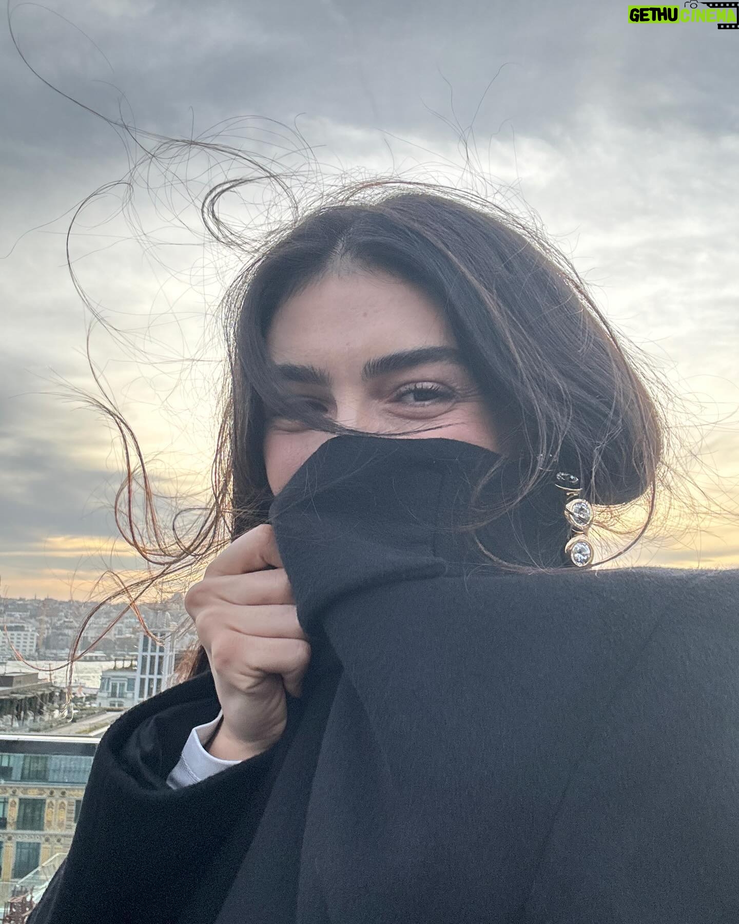 Hazar Ergüçlü - 90.8K Likes - Backstage @istanbullifedergisi 🌷