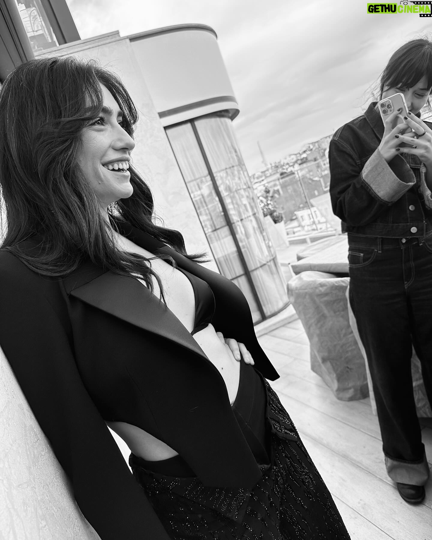 Hazar Ergüçlü - 65.1K Likes - 🖤🤍
