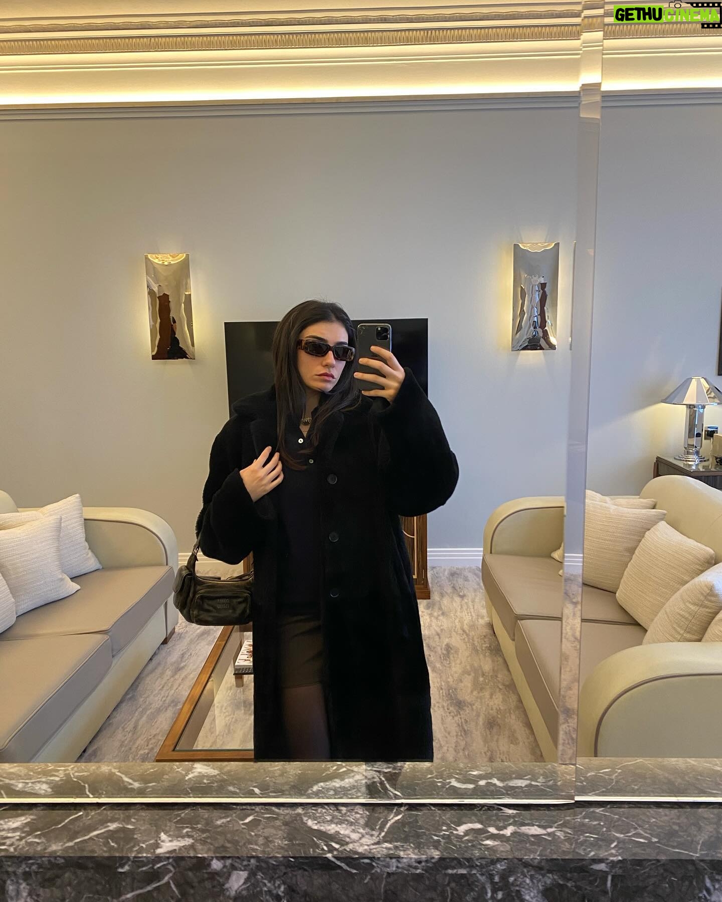 Hazar Ergüçlü - 76.1K Likes - London 24🌞