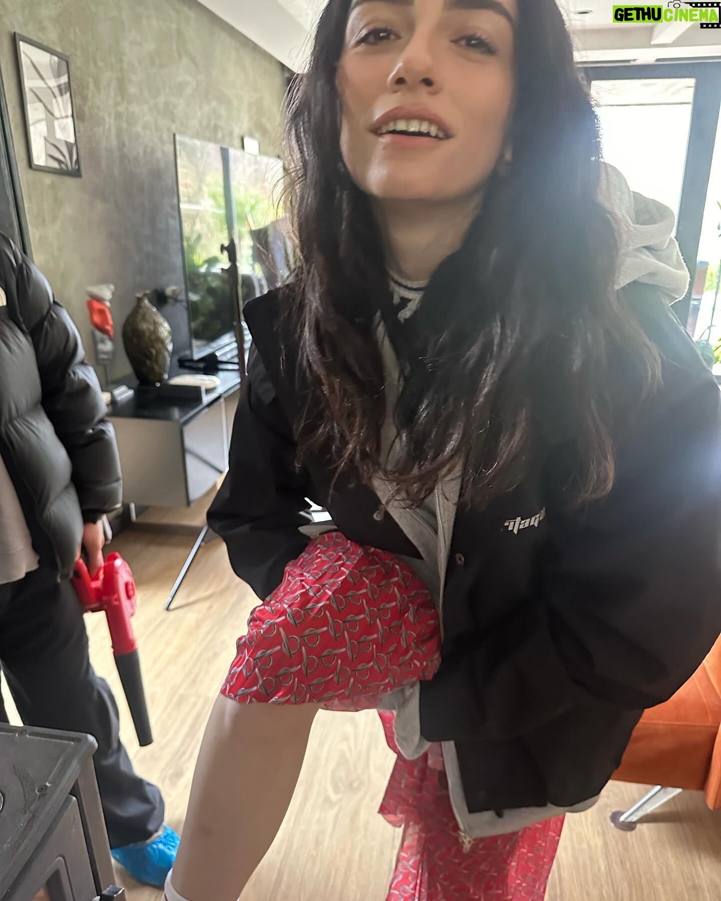 Hazar Ergüçlü Instagram - Backstage🦚 @elleturkiye