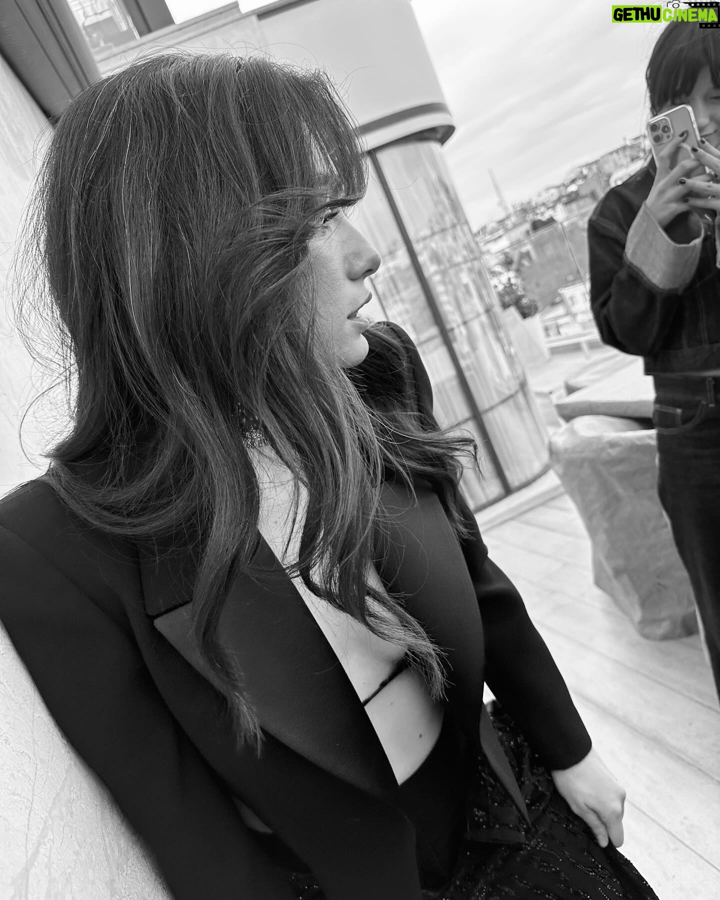 Hazar Ergüçlü - 65.1K Likes - 🖤🤍