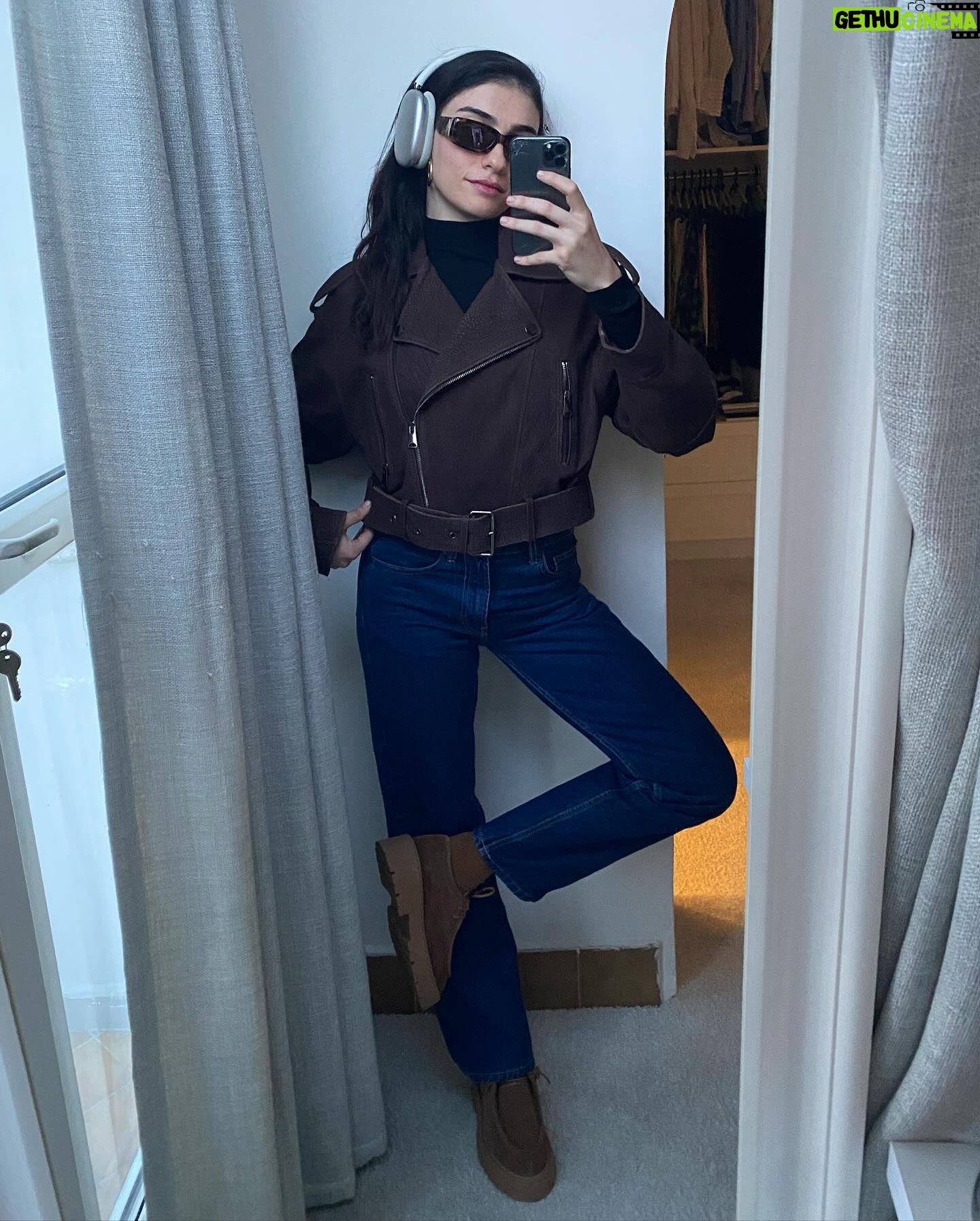 Hazar Ergüçlü - 111.4K Likes - 5. foto 💗 ben