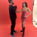 Hazar Ergüçlü Instagram – Işığımı ölçüyor🤣  @mustafanurdogdu