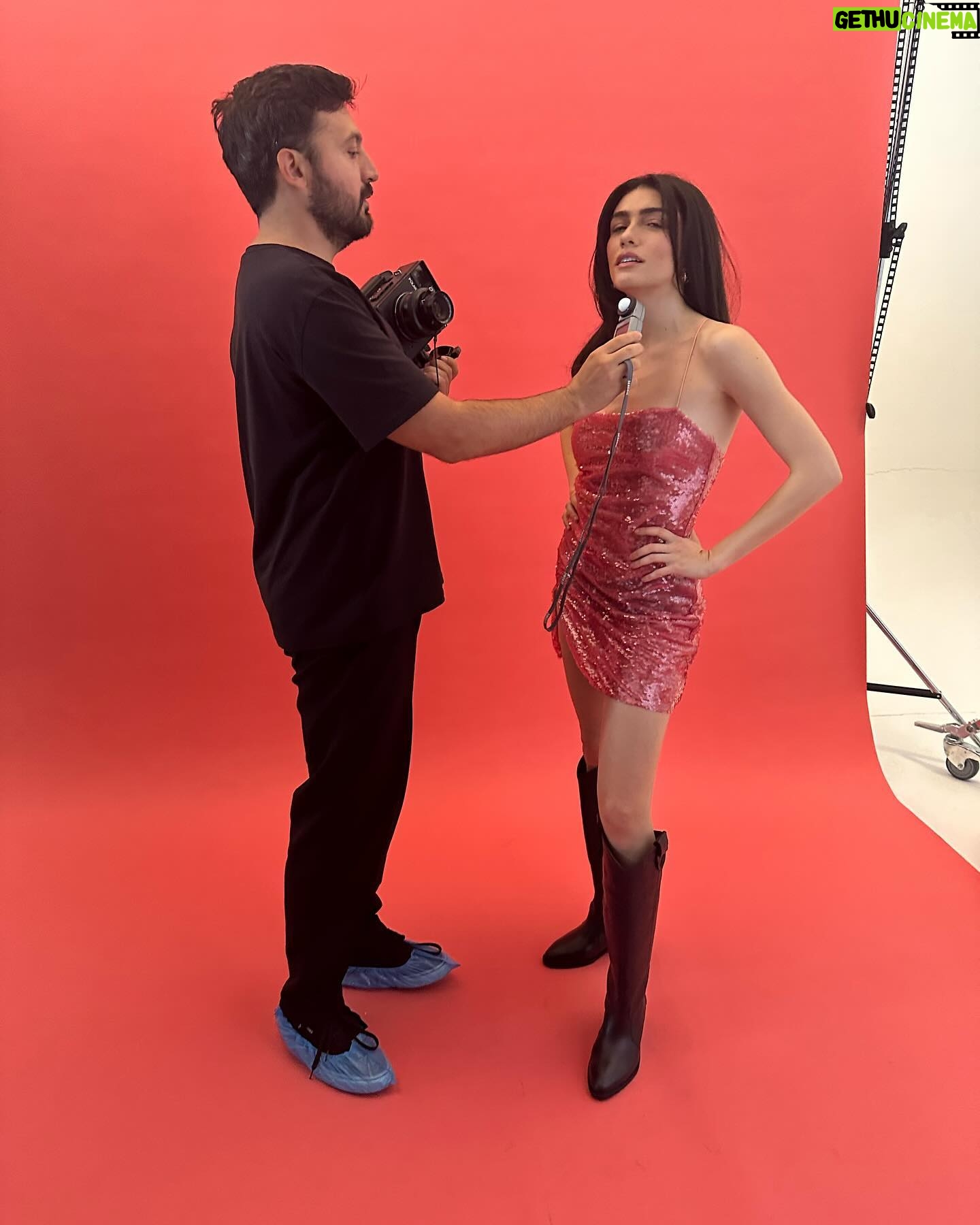 Hazar Ergüçlü Instagram - Işığımı ölçüyor🤣 @mustafanurdogdu