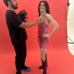 Hazar Ergüçlü Instagram – Işığımı ölçüyor🤣  @mustafanurdogdu