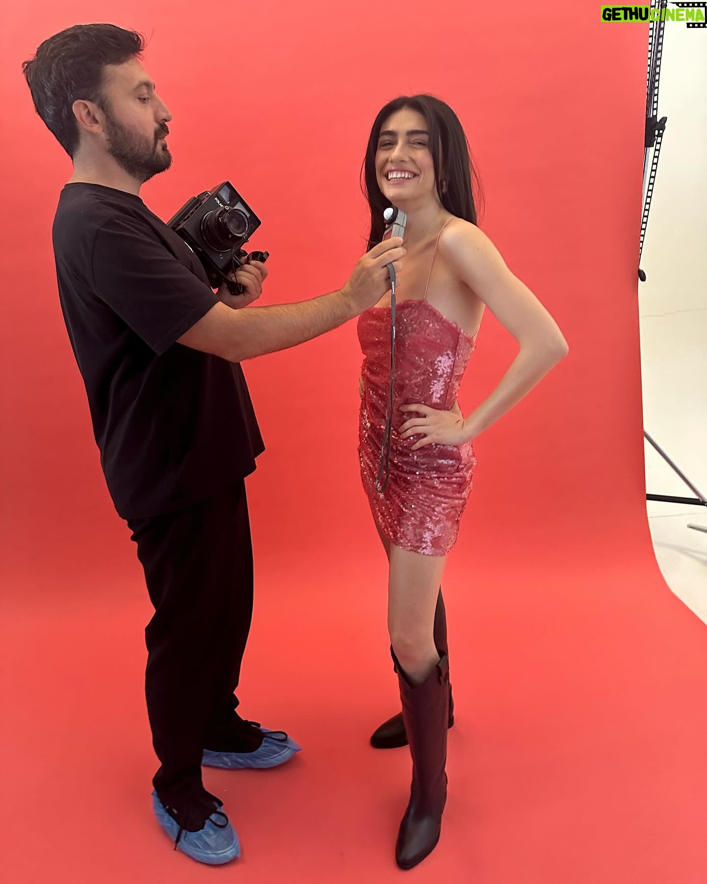Hazar Ergüçlü Instagram - Işığımı ölçüyor🤣 @mustafanurdogdu
