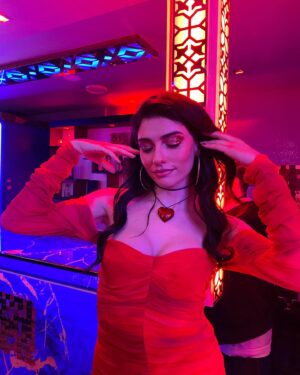 Hazar Ergüçlü Instagram - Bu akşam bizim ortam💃🏿❤️‍🔥 @incitaneleribkm