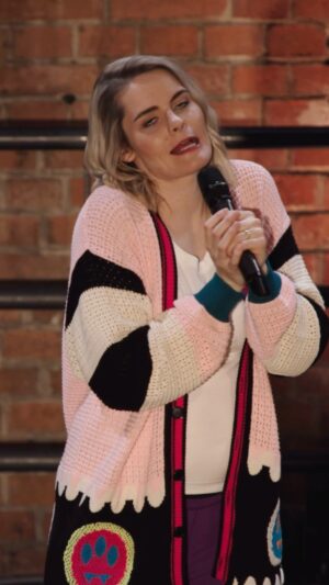 Hazel Brugger Instagram - Heute Abend ist es endlich soweit: Mein Comedy-Special #kennensiediesefrau kommt um 20.15 Uhr auf 3Sat. Schaut rein, wenn ihr Fans von #standupcomedy und #hazelbrugger seid 💃🏻