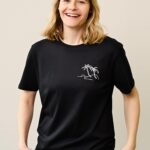 Hazel Brugger Instagram - Unsere neue Merch Collab ist da 🏝️ Vielen Dank @pushertony. Zieht’s euch rein, zieht’s euch an! Link in der Bio 🌴