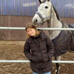 Hazel Brugger Instagram - Ich gebe mich geschlagen und bin jetzt auch ein Pferdemädchen. Lange genug hat es gedauert, aber die Bibi-und-Tina-Sekte war nun auch für mich zu überzeugend. Am Wochenende war ich mit den Mädels ein Fohlen einreiten (bitte so junge Pferde nur mit Menschen unter viereinhalb Kilo belasten), ein Pony putzen und die Nordsee berühren. Wir haben Gülle geschnüffelt, Popcorn im Auto ausgeschüttet, ich habe meine Latte-Art verbessert und meine Mutter hat mir Babyfotos von vor dreißig Jahren geschickt. 10/10 gerne wieder, uns geht es gut. (Ich hab noch weitere dreihundert Bilder aber möchte nicht plötzlich zu hardcore pferdehaft wirken. Wenn Interesse besteht, poste ich noch mehr 🐴)