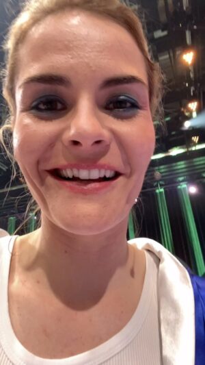 Hazel Brugger Instagram - So sieht eine Siegerin aus! Nächsten Sonntag auf @prosieben und schon morgen auf @joyn.de: Wer Stiehlt @hazelsgonnahaze die Show? #WSMDS