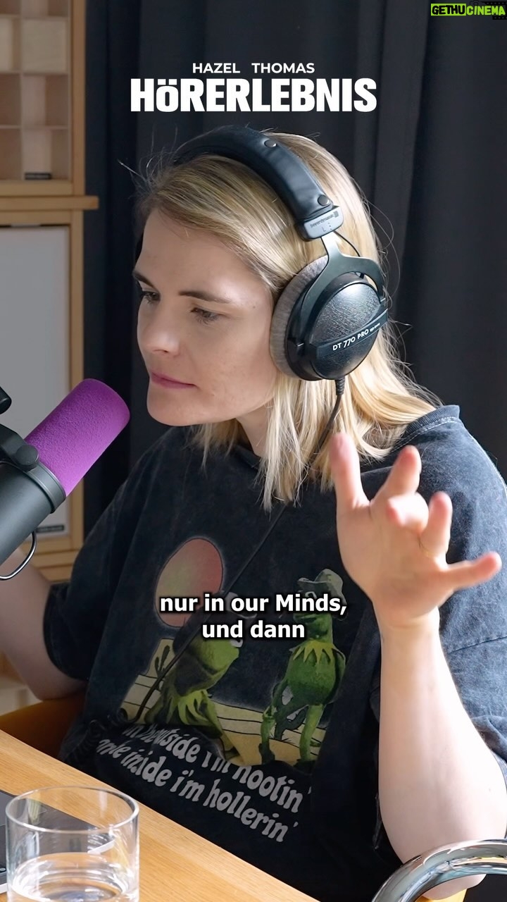 Hazel Brugger Instagram - No Jingle no divorce 🙅🏻♀️ neue Folge #hazelthomashörerlebnis kommt um 0 Uhr. @spitzer_thomas konnte leider nicht, aber ich zum Glück ist @helge.mark eingesprungen!