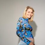 Hazel Brugger Instagram – Danke für eure vielen netten Nachrichten. Ihr seid die Besten.
Bild 1: Hose geht nicht mehr zu.
Bild 2: Plan, jetzt wieder durchzuschlafen, geht nicht mehr auf.

📷 @marinarosaweigl