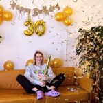 Hazel Brugger Instagram - Danke für die vielen Glückwünsche! Jetzt bin ich dreißig 🥳 Was ein Jahr und was für ein Leben. Du bist nur so alt wie … die Differenz aus dem aktuellen Jahr und deinem Geburtsjahr. Ich habe das noch nie verstanden, warum Leute nicht sagen wollen, wie alt sie sind. Ist doch geil, wenn man möglichst oft hintereinander schon wieder nicht gestorben ist. Und bisher finde ich jedes Jahr besser als das davor. Natürlich hat das Älterwerden Downsides, z.B. schau ich mittlerweile abends auf die Uhr, bevor ich Wasser trinke, um zu vermeiden, nachts zu oft pinkeln zu müssen. Wenn ich mal eine Woche keinen Sport mache, muss ich quasi bei Null wieder anfangen, und außerdem sind plötzlich alle coolen Leute aus Kunst, Sport und Kultur in dem Jahr geboren, als ich fertig mit der Schule war. Aber das alles ist nichts im Vergleich zu den Vorteilen - mir ist egaler denn je, wie andere mich finden und ob sie meinen Humor verstehen. Dass meine Akne jetzt nahtlos von Falten abgelöst wird, stört mich weniger als ich es jemals für möglich gehalten hätte und meine kleine Familie ist der lustigste, netteste Haufen von Leuten, der mir jemals untergekommen ist, und das, obwohl wir uns seit Jahren nie wirklich wach und erholt begegnet sind ❤️ Ich geh jetzt mal Kerzen auspusten und wünsche mir, dass ich endlich mal eine Show in der Prime Time moderieren darf… 🕯️ 📺
