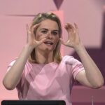 Hazel Brugger Instagram - Selten hat mir etwas so viel Spaß gemacht wie die Aufzeichnung von WSMDS und selten hab ich mich so auf eine Veröffentlichung gefreut. Ab Sonntag, 20.15 Uhr, könnt ihr auf ProSieben schauen, ob (und wenn ja, wie) @matthiasschweighoefer und @florian.david.fitz und ich es schaffen, @officiallyjokoturbo die Show zu stehlen. Zur besten Sendezeit, am Tage des Herrn. Ich sag‘s mal so, es würde mich irgendwie überraschen, wenn der schlaksige Schokohändler es schaffen würde, alle sechs Mal selber zu moderieren, andererseits hat er ein immens großes Allgemein- und doofes Detailwissen, gepaart mit einem eisernen Willen, immer weiter gewinnen zu wollen… 📷 von Julian Mathieu
