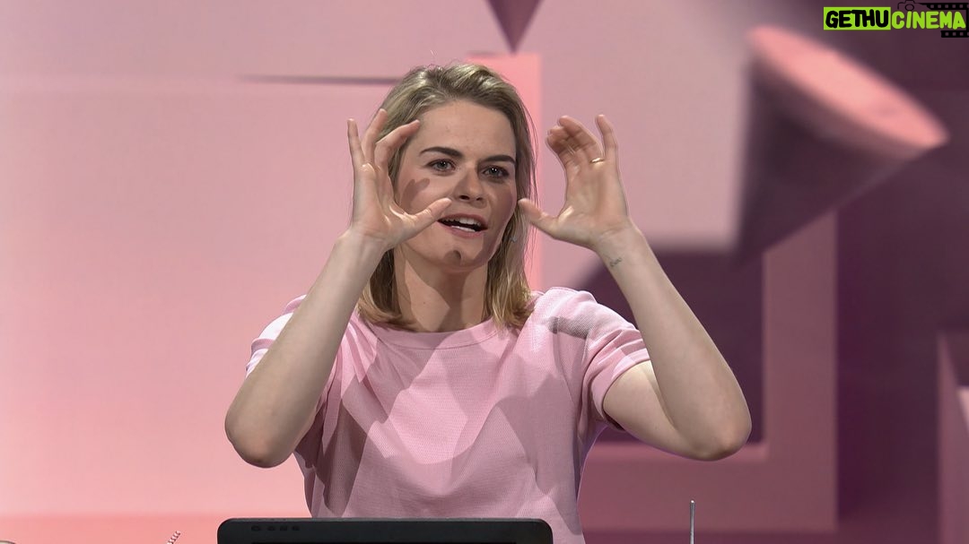 Hazel Brugger - 23.2K Likes - Selten hat mir etwas so viel Spaß gemacht wie die Aufzeichnung von WSMDS und selten hab ich mich so auf eine Veröffentlichung gefreut.
Ab Sonntag, 20.15 Uhr, könnt ihr auf ProSieben schauen, ob (und wenn ja, wie) @matthiasschweighoefer und @florian.david.fitz und ich es schaffen, @officiallyjokoturbo die Show zu stehlen. Zur besten Sendezeit, am Tage des Herrn.
Ich sag‘s mal so, es würde mich irgendwie überraschen, wenn der schlaksige Schokohändler es schaffen würde, alle sechs Mal selber zu moderieren, andererseits hat er ein immens großes Allgemein- und doofes Detailwissen, gepaart mit einem eisernen Willen, immer weiter gewinnen zu wollen…
📷 von Julian Mathieu