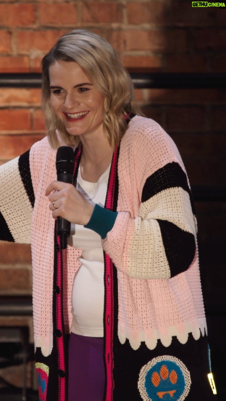 Hazel Brugger - 26.2K Likes - Zu Weihnachten schenke ich euch diese kleine Publikumsinteraktion, die es leider nicht in mein fertiges Special geschafft hat š
ich wünsche euch frohe Festtage und viel SpaĆ mit der Familie und den Planeten šŖ #hazelbrugger