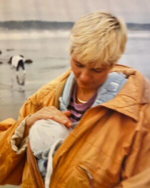 Hazel Brugger Instagram - Ich gebe mich geschlagen und bin jetzt auch ein Pferdemädchen. Lange genug hat es gedauert, aber die Bibi-und-Tina-Sekte war nun auch für mich zu überzeugend.
Am Wochenende war ich mit den Mädels ein Fohlen einreiten (bitte so junge Pferde nur mit Menschen unter viereinhalb Kilo belasten), ein Pony putzen und die Nordsee berühren. Wir haben Gülle geschnüffelt, Popcorn im Auto ausgeschüttet, ich habe meine Latte-Art verbessert und meine Mutter hat mir Babyfotos von vor dreißig Jahren geschickt. 10/10 gerne wieder, uns geht es gut.
(Ich hab noch weitere dreihundert Bilder aber möchte nicht plötzlich zu hardcore pferdehaft wirken. Wenn Interesse besteht, poste ich noch mehr 🐴)