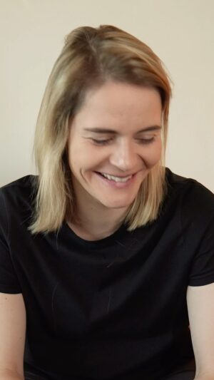 Hazel Brugger Instagram - Ich bin jetzt in der Babypause. Vielen Dank für alles, die letzten Wochen waren einfach unglaublich! Wir sehen uns wahrscheinlich wieder so ab Mai / Juni 2024. (Abgesehen von Projekten, die schon gedreht wurden.) Der Podcast „Hazel Thomas Hörerlebnis“ läuft weiter, allerdings ohne Bild und teils auch mit vorproduzierten Folgen. Macht’s gut, habt schöne Feiertage und bleibt gesund! #hazelbrugger