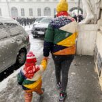 Hazel Brugger Instagram - Das Wochenende in Wien war einfach perfekt - Schnee, Eiseskälte, Kaiserin Sisi (oh Gott, unsere Tochter ist obsessed) und ein Live-Podcast vor über tausend premium Wienerinnen und Wienern. Es ist eh so schön zu sehen, wie Live-Podcasts es schaffen, einzigartige und niemals rekonstruierbare Momente zu erzeugen. Nach zwölf Jahren auf der Bühne kickt mich dieses Unplanbare nochmals ganz anders und im Gegensatz zu Stand Up funktioniert ein Podcast ja auch nicht alleine sondern nur im Team, was echt auch eine wunderschöne Abwechslung ist. Auf viele weitere Wien- und Welt-Trips, @spitzer_thomas 🥂 (Ah und auf dem Bild mit der Reibe seht ihr, wie ich versuche, sexy zu schauen)