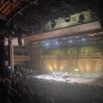 Hazel Brugger Instagram - Das Wochenende in Wien war einfach perfekt - Schnee, Eiseskälte, Kaiserin Sisi (oh Gott, unsere Tochter ist obsessed) und ein Live-Podcast vor über tausend premium Wienerinnen und Wienern. Es ist eh so schön zu sehen, wie Live-Podcasts es schaffen, einzigartige und niemals rekonstruierbare Momente zu erzeugen. Nach zwölf Jahren auf der Bühne kickt mich dieses Unplanbare nochmals ganz anders und im Gegensatz zu Stand Up funktioniert ein Podcast ja auch nicht alleine sondern nur im Team, was echt auch eine wunderschöne Abwechslung ist. Auf viele weitere Wien- und Welt-Trips, @spitzer_thomas 🥂 (Ah und auf dem Bild mit der Reibe seht ihr, wie ich versuche, sexy zu schauen)
