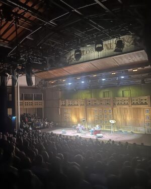 Hazel Brugger Instagram - Das Wochenende in Wien war einfach perfekt - Schnee, Eiseskälte, Kaiserin Sisi (oh Gott, unsere Tochter ist obsessed) und ein Live-Podcast vor über tausend premium Wienerinnen und Wienern.
Es ist eh so schön zu sehen, wie Live-Podcasts es schaffen, einzigartige und niemals rekonstruierbare Momente zu erzeugen. Nach zwölf Jahren auf der Bühne kickt mich dieses Unplanbare nochmals ganz anders und im Gegensatz zu Stand Up funktioniert ein Podcast ja auch nicht alleine sondern nur im Team, was echt auch eine wunderschöne Abwechslung ist. Auf viele weitere Wien- und Welt-Trips, @spitzer_thomas 🥂
(Ah und auf dem Bild mit der Reibe seht ihr, wie ich versuche, sexy zu schauen)