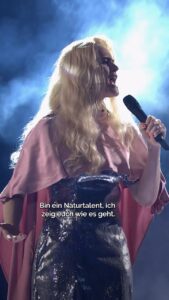 Hazel Brugger Instagram - Beweis dafür, dass man weder Töne treffen noch eine gut sitzende Perücke tragen muss, um eine Wahnsinnsperformance hinzulegen. #WSMDS