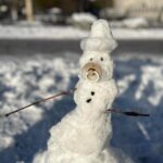 Hazel Brugger Instagram - Das Wochenende in Wien war einfach perfekt - Schnee, Eiseskälte, Kaiserin Sisi (oh Gott, unsere Tochter ist obsessed) und ein Live-Podcast vor über tausend premium Wienerinnen und Wienern. Es ist eh so schön zu sehen, wie Live-Podcasts es schaffen, einzigartige und niemals rekonstruierbare Momente zu erzeugen. Nach zwölf Jahren auf der Bühne kickt mich dieses Unplanbare nochmals ganz anders und im Gegensatz zu Stand Up funktioniert ein Podcast ja auch nicht alleine sondern nur im Team, was echt auch eine wunderschöne Abwechslung ist. Auf viele weitere Wien- und Welt-Trips, @spitzer_thomas 🥂 (Ah und auf dem Bild mit der Reibe seht ihr, wie ich versuche, sexy zu schauen)