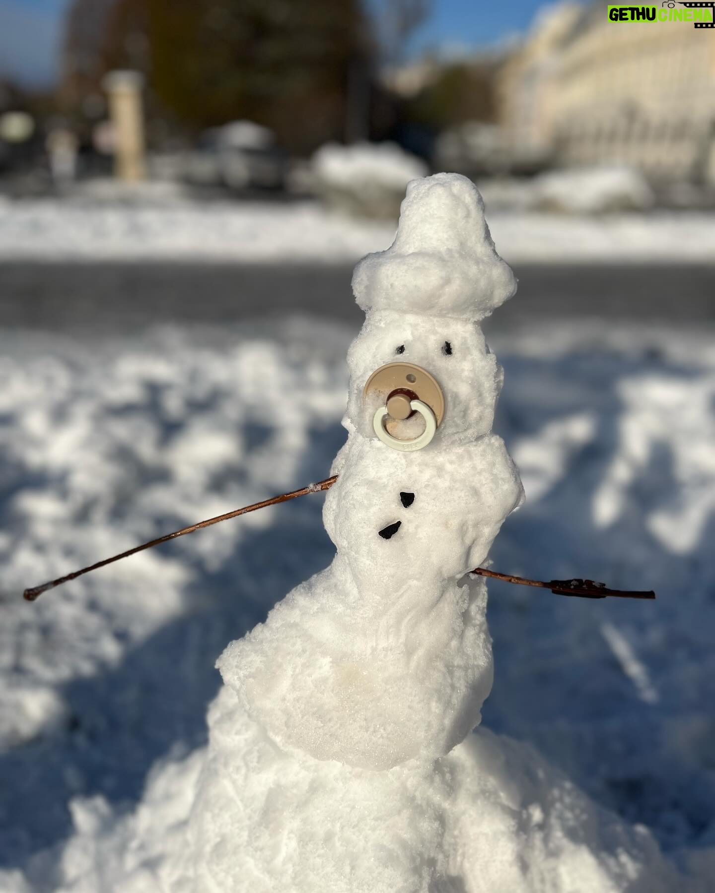 Hazel Brugger - 40.8K Likes - Das Wochenende in Wien war einfach perfekt - Schnee, Eiseskälte, Kaiserin Sisi (oh Gott, unsere Tochter ist obsessed) und ein Live-Podcast vor über tausend premium Wienerinnen und Wienern.
Es ist eh so schön zu sehen, wie Live-Podcasts es schaffen, einzigartige und niemals rekonstruierbare Momente zu erzeugen. Nach zwölf Jahren auf der Bühne kickt mich dieses Unplanbare nochmals ganz anders und im Gegensatz zu Stand Up funktioniert ein Podcast ja auch nicht alleine sondern nur im Team, was echt auch eine wunderschöne Abwechslung ist. Auf viele weitere Wien- und Welt-Trips, @spitzer_thomas 🥂
(Ah und auf dem Bild mit der Reibe seht ihr, wie ich versuche, sexy zu schauen)