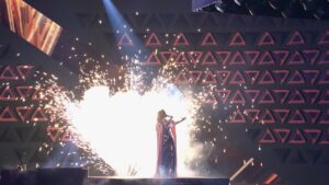 Hazel Brugger Instagram - Heute Abend um 20.15 Uhr gehts los auf @prosieben - ich hab es geschafft und letzte Woche Matthias Schweighöfer die Show gestohlen. Jetzt darf ich das WSMDS Staffelfinale moderieren 😎 Und das in der Prime Time, oh yeah Ich sag es mal so: Die Show wird wirklich sehr krass. Sehr krass gut (für Leute, die einen guten Geschmack haben).
Also schmeißt euer Käsefondue an, packt die Nasenflöte aus und hockt euch mit der WG und Familie und dem Paketboten auf die Couch ❤️